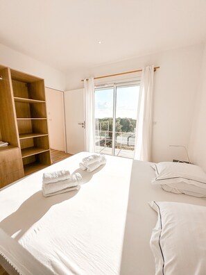 4 slaapkamers, een strijkplank/strijkijzer, gratis wifi, beddengoed