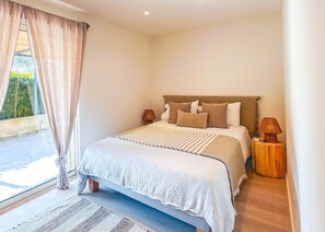 5 bedrooms, travel cot, WiFi, bed sheets