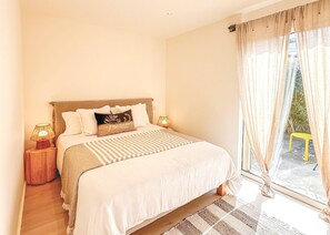 5 bedrooms, travel cot, WiFi, bed sheets