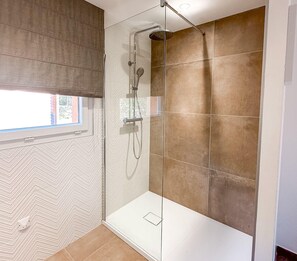 シャワー、ヘアドライヤー、タオル