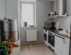 Køleskab, mikrobølgeovn, ovn, kogeplade