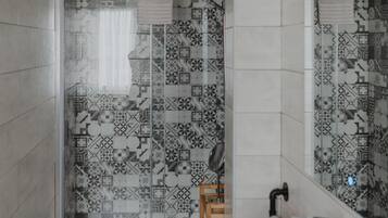 Douche, sĂšche-cheveux, serviettes fournies