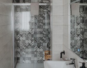 Bruser, hårtørrer, håndklæder