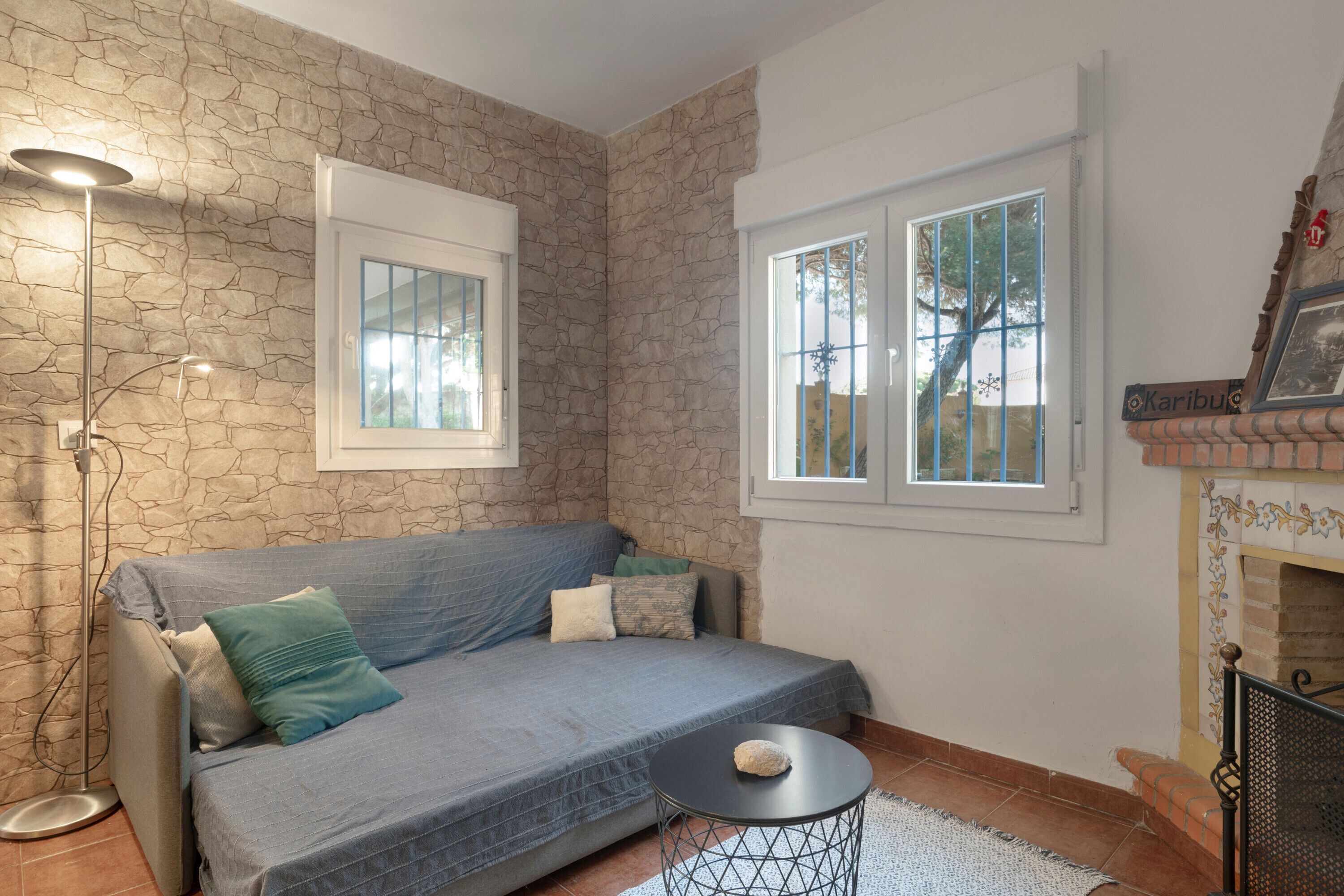 Een televisie en een open haard