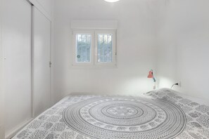 3 slaapkamers, een strijkplank/strijkijzer, gratis wifi, beddengoed