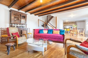 TV - Holiday Home 'Les Hirondelles' with Private Terrace, Private Garden and Wi-Fi (Mellac)