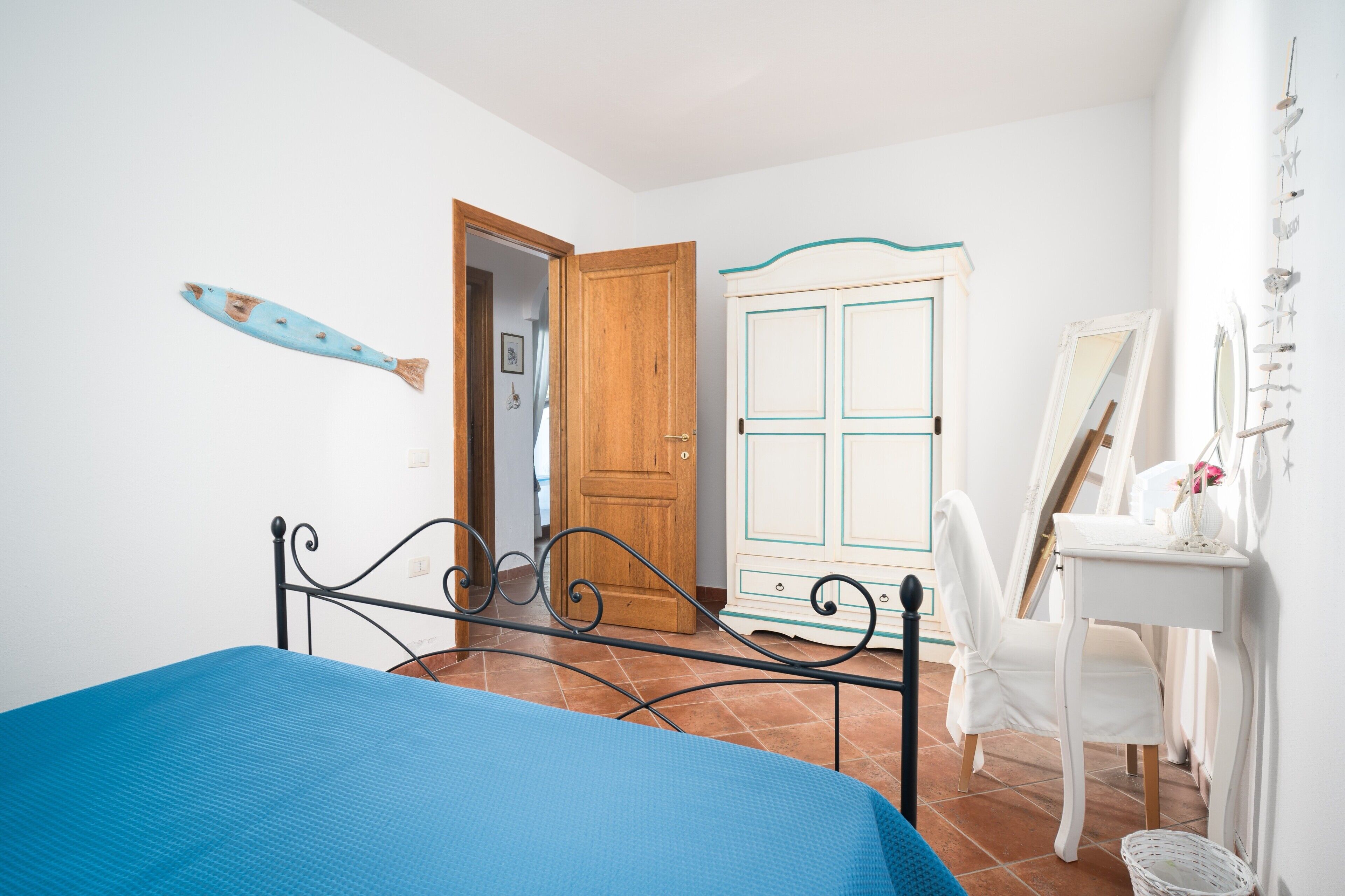 1 quarto, ferros/tábuas de passar roupa, roupa de cama