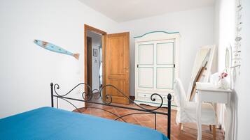 1 quarto, ferros/tábuas de passar roupa, roupa de cama