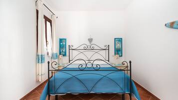 2 bedrooms, iron/ironing board, bed sheets