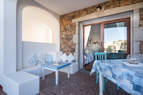 S'ercole Deluxe Apartment with Covered Veranda and Barbecue, Perfect for Couples