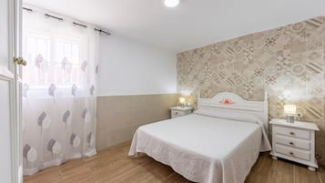 1 slaapkamer, een strijkplank/strijkijzer, beddengoed