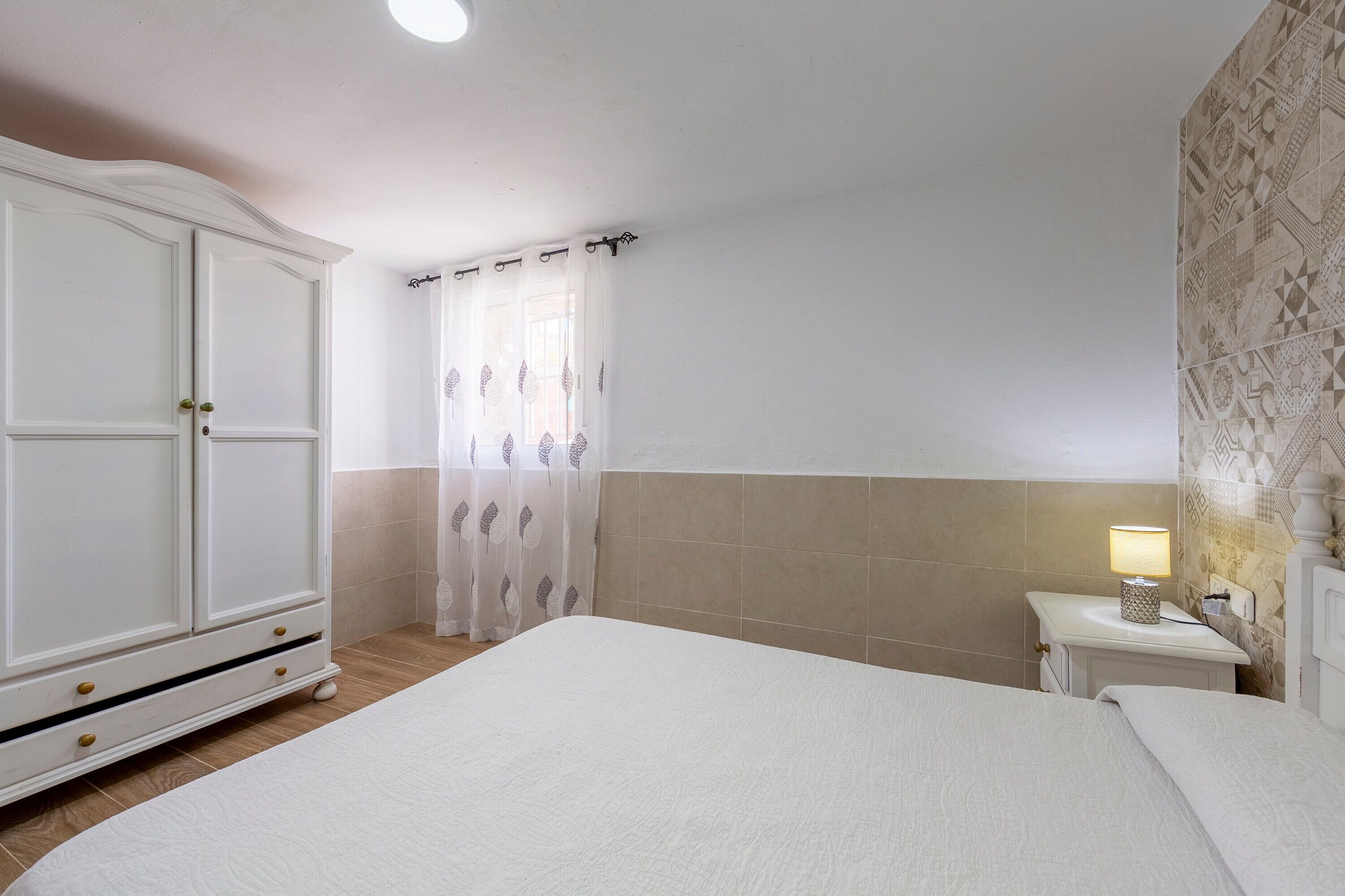 1 sovrum, strykjärn/strykbräda och sängkläder