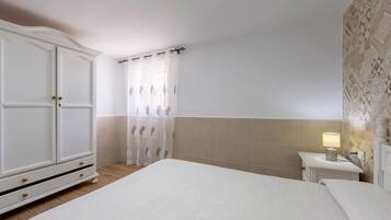 1 sovrum, strykjärn/strykbräda och sängkläder