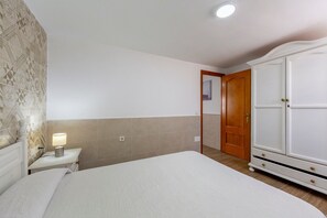 1 chambre, fer et planche à repasser, draps fournis