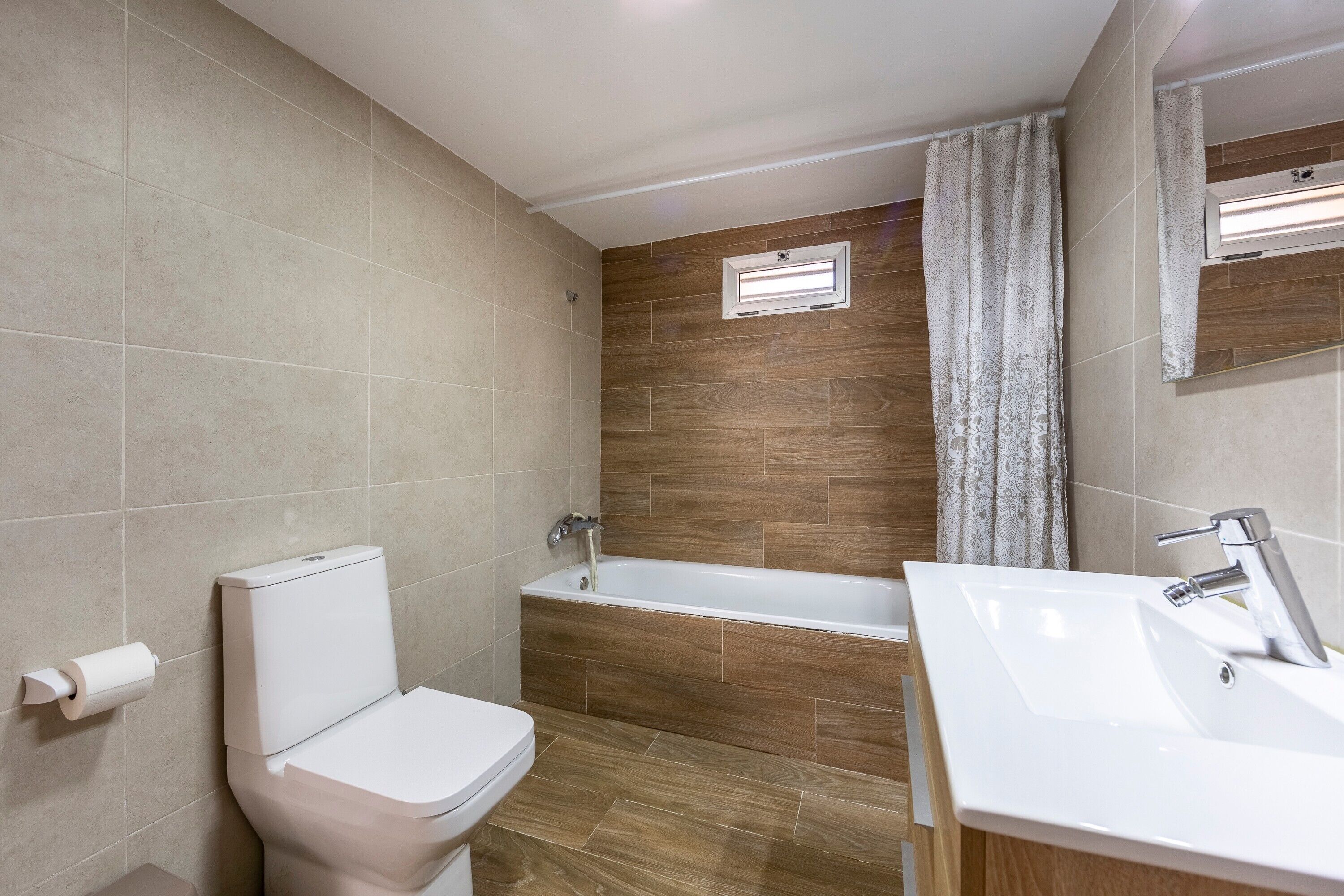 Ein Badezimmer mit Toilette, Waschbecken und Badewanne.