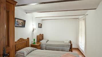 4 makuuhuonetta, silitysrauta/-lauta, ilmainen Wi-Fi, vuodevaatteet