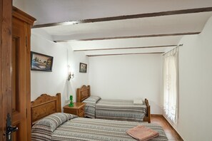 4 bedrooms, iron/ironing board, free WiFi, bed sheets - Country House 'Casilla Miguelin' with Private Pool and Wi-Fi (Montilla)
