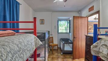 4 bedrooms, iron/ironing board, free WiFi, bed sheets