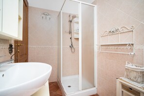 Ducha, secador de pelo y toallas