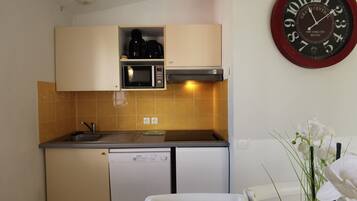 Réfrigérateur, micro-ondes, four, plaque de cuisson