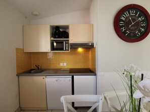 Jääkaappi, mikroaaltouuni, uuni, liesi