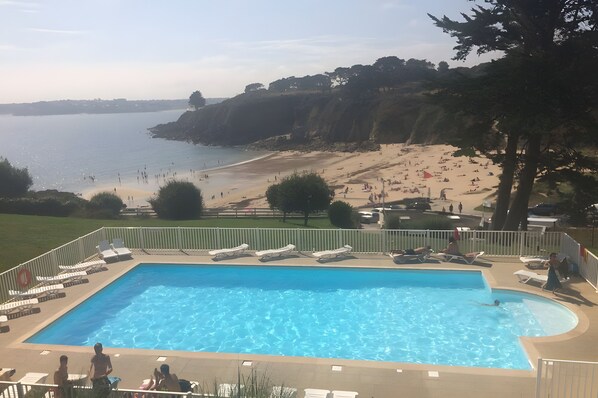 Indoor pool, a heated pool - Holiday Home 'Maison Dans Résidence' with Private Pool, Private Terrace and Wi-Fi (Locmaria plouzane)