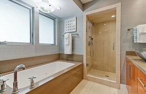 Douche, baignoire à jets, sèche-cheveux, serviettes fournies