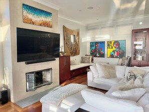 Una Smart TV, una chimenea, un reproductor estéreo