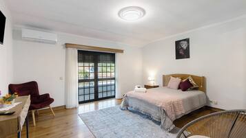 4 bedrooms, iron/ironing board, free WiFi, bed sheets