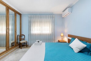 4 bedrooms, iron/ironing board, free WiFi, bed sheets