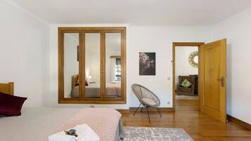 4 bedrooms, iron/ironing board, free WiFi, bed sheets