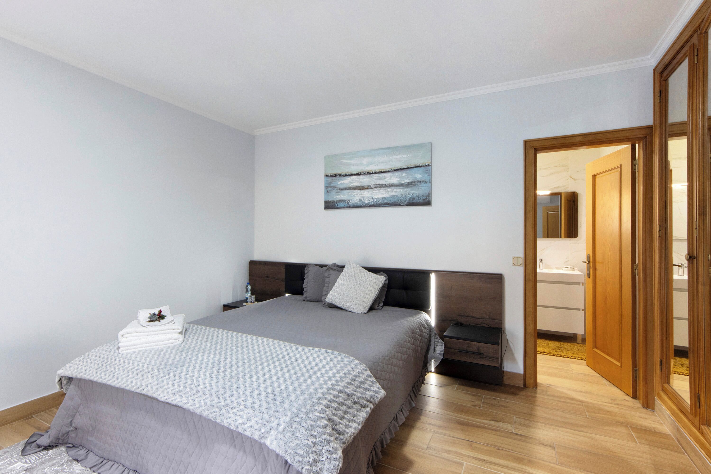 4 bedrooms, iron/ironing board, free WiFi, bed sheets