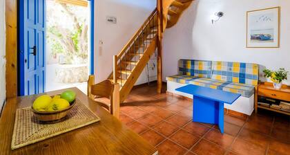 Landhaus 'Olive Tree 3' mit Meerblick, privater Terrasse und Wi-Fi