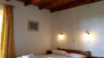 1 chambre, fer et planche Ă repasser, Wi-Fi gratuit, draps fournis