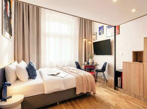 2 bedrooms, iron/ironing board, travel crib, WiFi - TurnKey | Wenceslas square Apartment w/ balcony I (Praha 1)