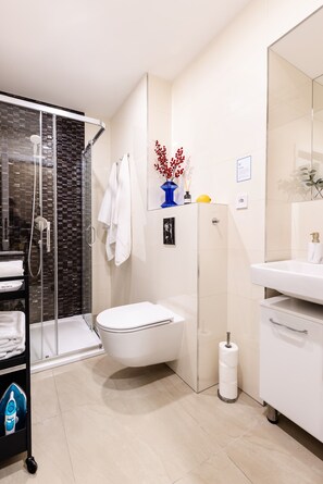 Shower, hair dryer, shampoo - TurnKey | Wenceslas sq. 2-level apt. w/ balcony II (Praha 1)