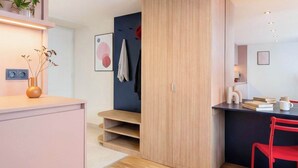 Eine moderne Küche mit Holzausstattung, einer Arbeitsplatte und einem roten Stuhl.