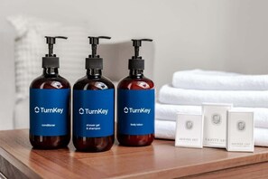 Shower, hair dryer - TurnKey | W Studio V by Wenceslas square (Praha 1)