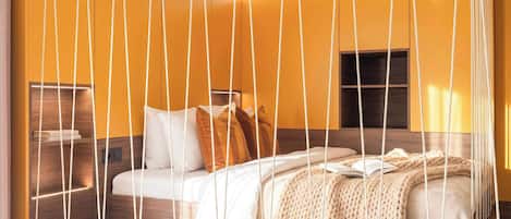 Une chambre avec un lit, des tables de chevet et un téléviseur.