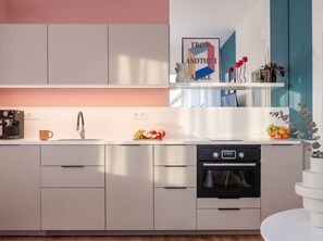 Fridge, microwave, stovetop, dishwasher