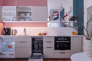 冷蔵庫、電子レンジ、コンロ、食器洗い機