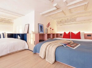 2 camere, una scrivania, ferro/asse da stiro, culla da viaggio