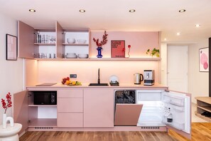 Kühlschrank, Mikrowelle, Herdplatte, Wasserkocher mit Kaffee-/Teezubehör