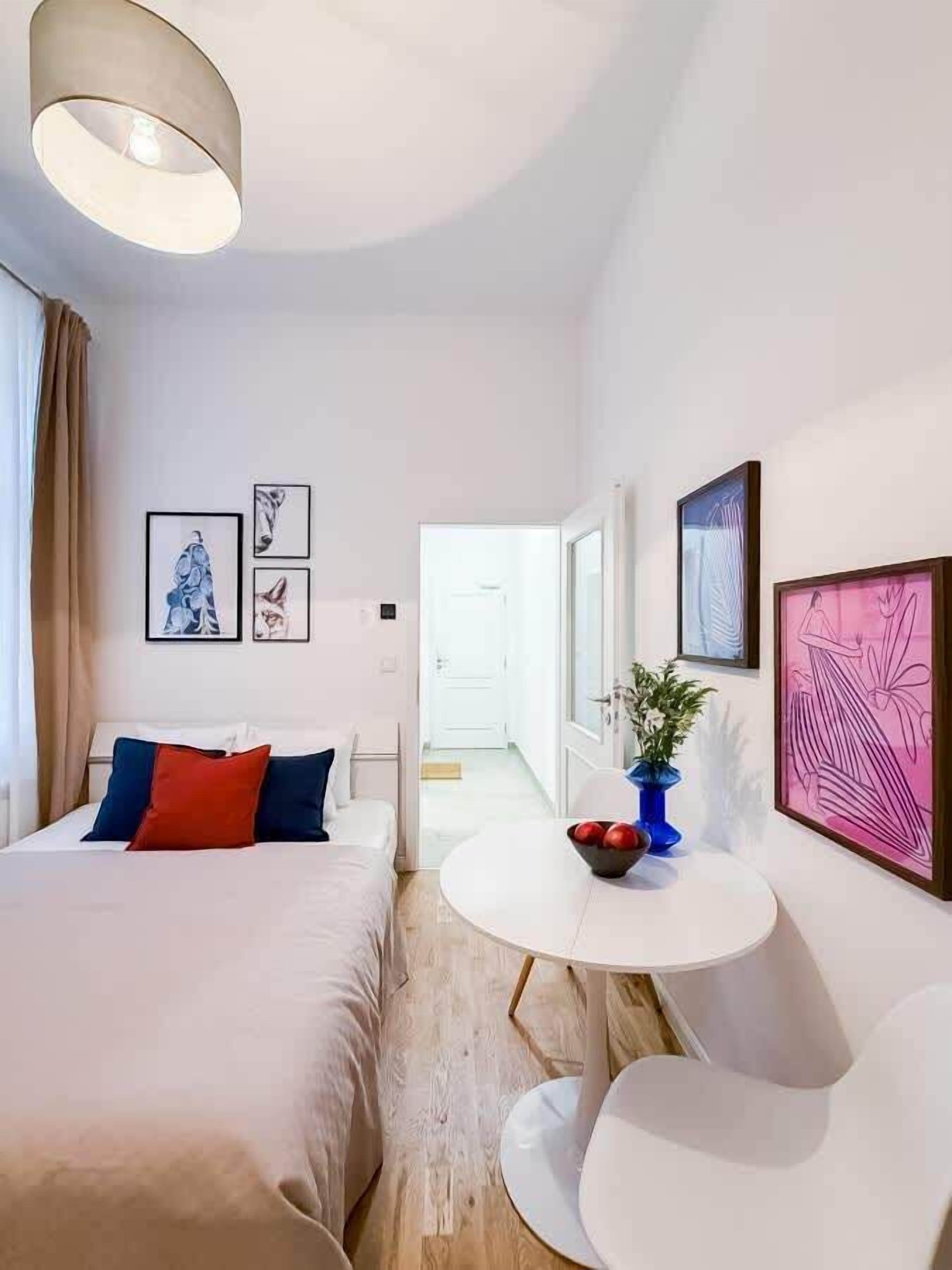 1 dormitorio, tabla de planchar con plancha, cuna de viaje y wifi