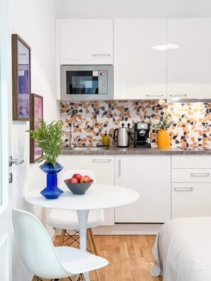 Kühlschrank, Mikrowelle, Herdplatte, Wasserkocher mit Kaffee-/Teezubehör