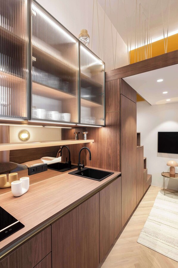 Fridge, microwave, stovetop, coffee/tea maker - TurnKey | Wenceslas square Two Level Apartment XII (Praha 1)