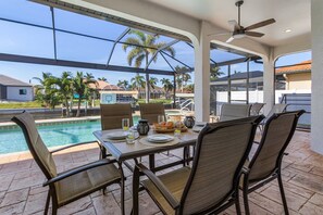 Outdoor dining - Bicycles, Heated Pool and Spa - Villa Lazy Palm- Roelens (Cape Coral)