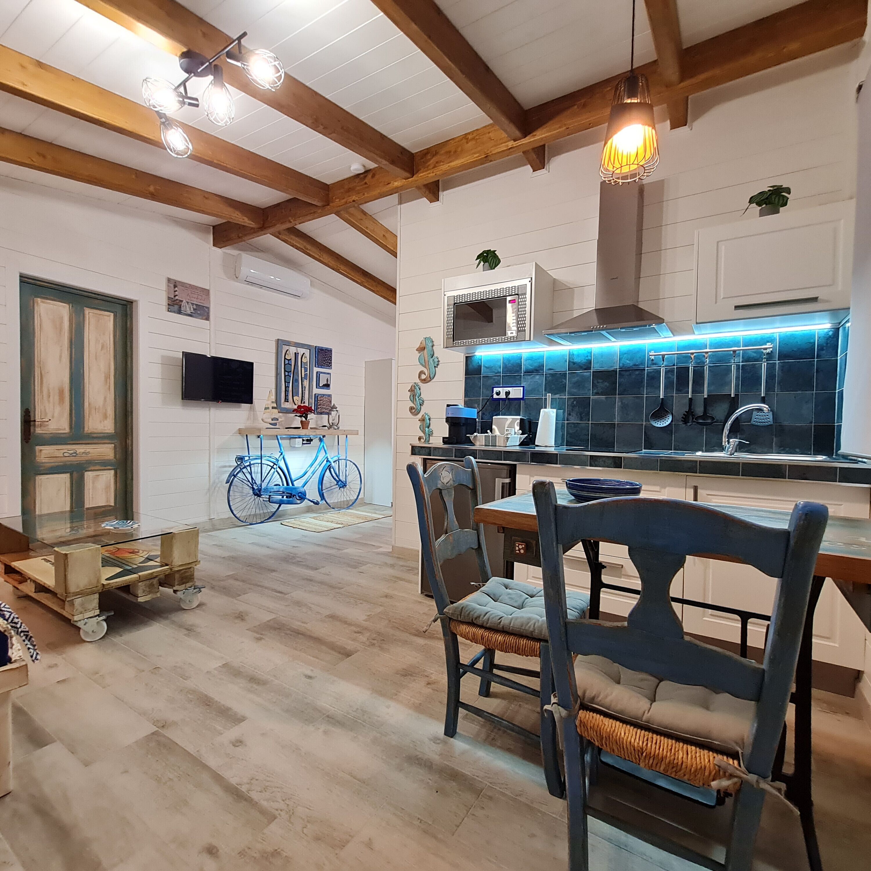 Een koelkast, een magnetron, een kookplaat