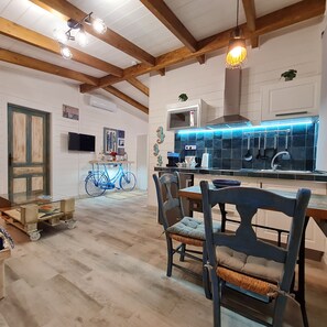 Frigorífico, microondas, placa de cocina y cafetera o tetera