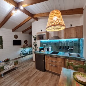 Refrigerador, microondas, parrilla de estufa y cafetera y tetera 